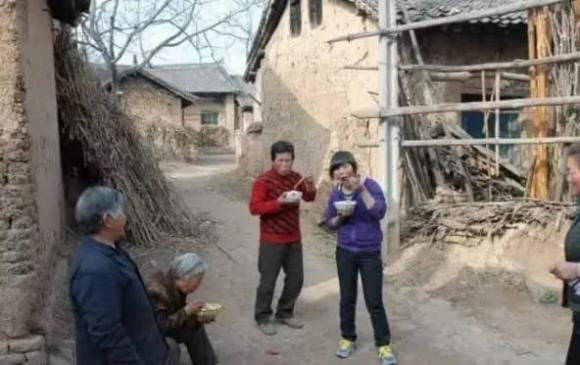 'Nghèo không ở nhà họ hàng, giàu không ở nhà hàng xóm', lời răn 'xưa như trái đất' nhưng vẫn còn nguyên giá trị