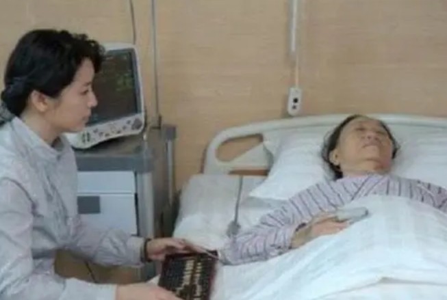 Anh cả gửi 20 triệu/tháng để em dâu mua yến bổ cho mẹ, đến ngày mẹ mất cả nhà sốc điếng người khi biết đã “nuôi ong tay áo”