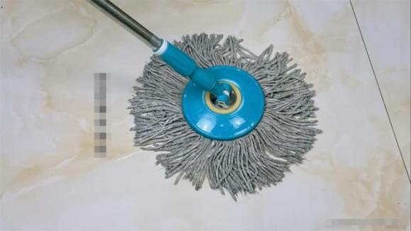 Cây lau nhà ố vàng, bốc mùi chỉ cần rắc thứ nước này, sạch bong, trắng sáng trong 'phút mốt'