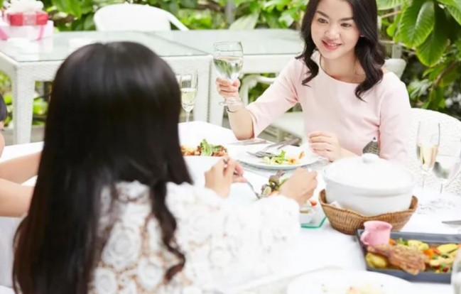 Tháng nào cũng thấy em dâu gửi cho 1 thùng mực tươi 10kg mua từ cửa biển lên, cả nhà đang ăn ngon thì giật mình đọc được tờ giấy trên nóc tủ lạnh…