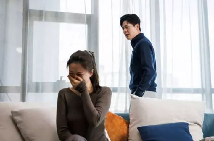 Vợ trẻ khinh bỉ đòi ly hôn chồng 'sa cơ thất thế' và cú sốc từ 12 túi tiền dưới gần giường