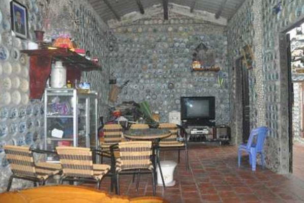 Thông tin về ngôi nhà duy nhất ở Việt Nam gắn 9.000 bát đĩa cổ có giá hàng tỷ đồng lên tường