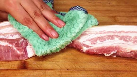 Tại sao người bán thịt cứ dùng giẻ lau thịt lợn? Người bán hàng tiết lộ lý do