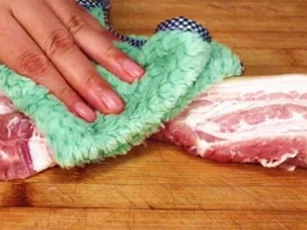 Tại sao người bán thịt cứ dùng giẻ lau thịt lợn? Người bán hàng tiết lộ lý do