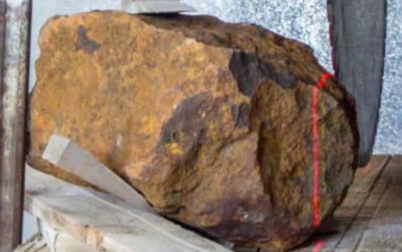 Người đàn ông đào được khối đá lớn sau nhà, nào ngờ là ‘trầm tích vũ trụ’ trị giá 115 tỷ đồng