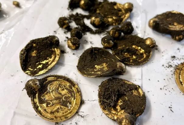 Người đàn ông sững sờ phát hiện ‘kho báu’ 1.500 tuổi khi dò kim loại, hành động sau đó mới bất ngờ