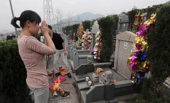 'Hậu quả' của việc lâu ngày không viếng mộ tổ tiên là gì? Không đơn thuần chỉ là bất hiếu