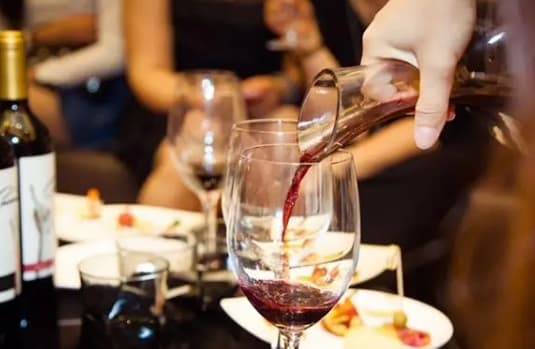 Vì sao rượu vang đỏ không rót đầy ly mà chỉ rót 1/3 ly? Nhiều người không biết nhưng vẫn giả vờ am hiểu
