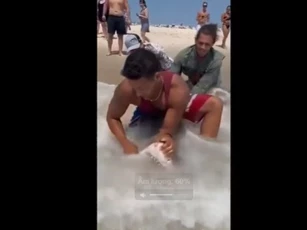 CLIP: Người đàn ông dũng cảm giải cứu cá mập khỏi lưỡi câu