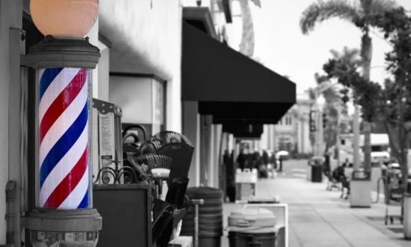 Chiếc đèn quay xanh đỏ trước tiệm cắt tóc có ý nghĩa gì? Sự thật sẽ khiến bạn 'mắt chữ A mồm chữ O' ngay lập tức