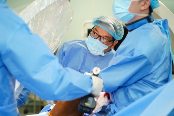 Choáng váng trước thân thế bác sĩ trực tiếp phẫu thuật cho nguyễn Xuân Son, tên tuổi vươn tầm quốc tế