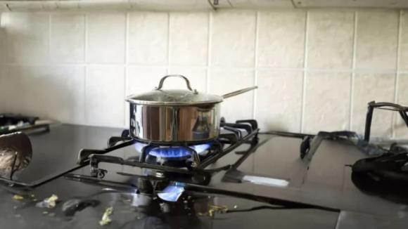 Nếu còn nấu bếp gas bạn nhất định phải biết điều này, nó giúp tiết kiệm kha khá tiền gas mỗi tháng