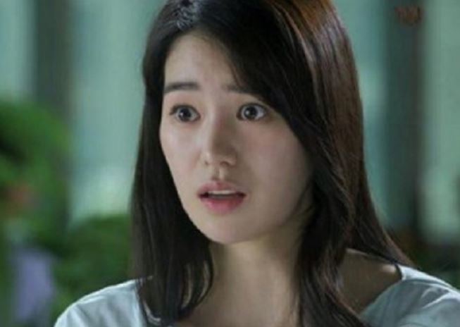 Đêm tân hôn biến thành thảm kịch: Cô dâu xách vali bỏ đi sau khi phát hiện món quà "bất ngờ" từ tình cũ của chồng