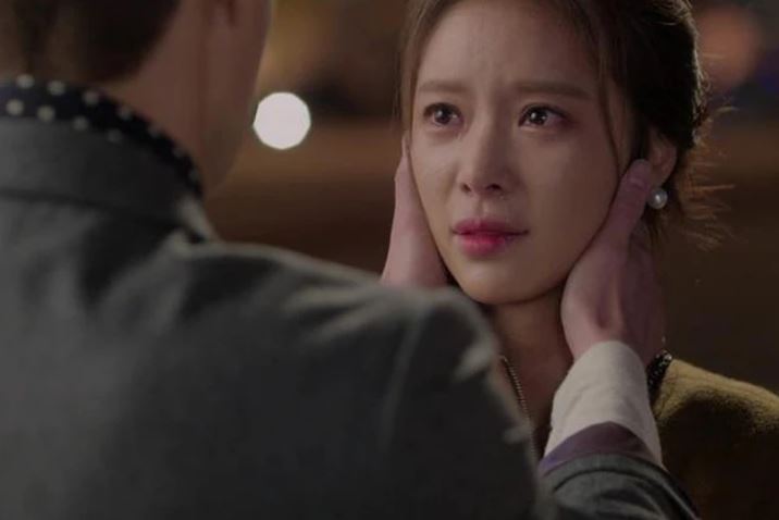 Chồng ôm bạn cũ trong góc tối khi tôi không để ý: Một cú sốc không thể nào quên!