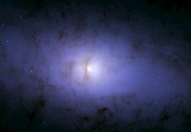 Thứ gì đã lật nghiêng lỗ đen quái vật trước mắt người Trái Đất?