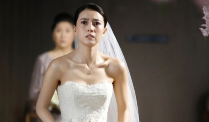 Câu chuyện đám cưới đầy kịch tính: Người yêu cũ bất ngờ xuất hiện, ôm hôn chú rể và cái kết bất ngờ khiến ai nấy đều hả hê