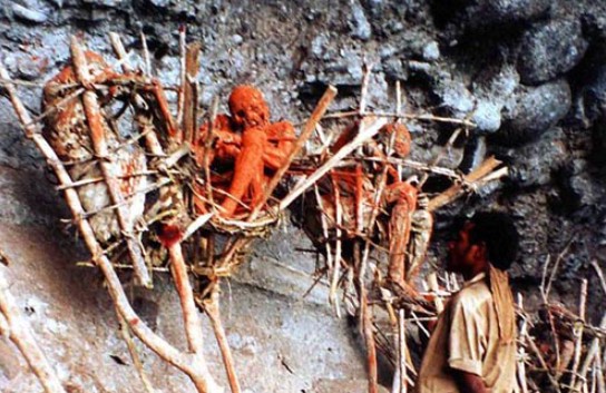 Kinh hãi những xác chết hun khói ở nghĩa địa lộ thiên