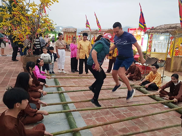 Người dân cùng du khách trong và ngoài nước tham gia các trò chơi dân gian trong các chương trình đón Tết Nguyên đán được tổ chức bên bờ biển Đà Nẵng.