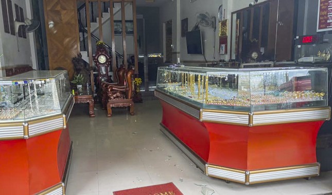 Nghi phạm cướp tiệm vàng bị bắt khi đang lẩn trốn trên đọt cây dừa