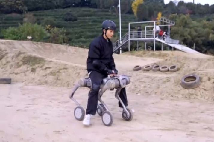 Robot chó đầu tiên trên thế giới có thể chở người trên những địa hình phức tạp