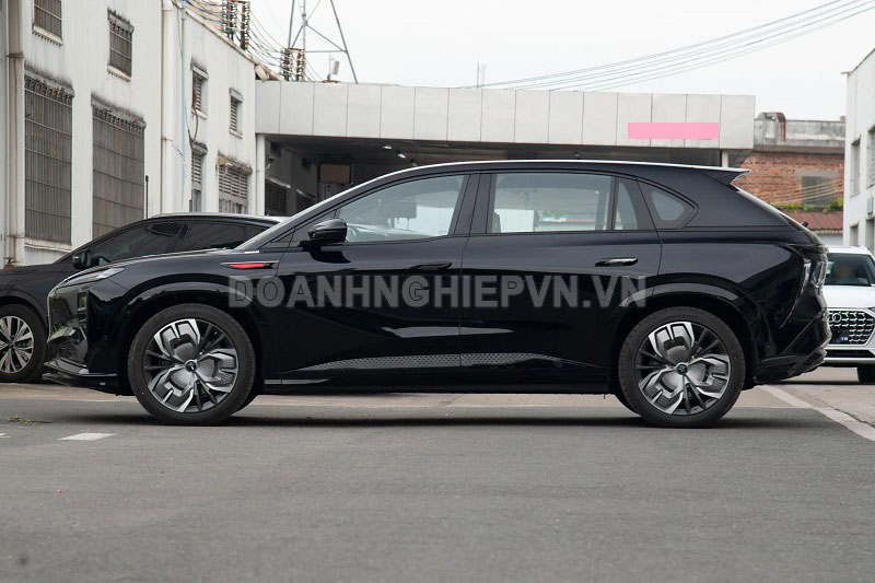 SUV dài hơn 4,9 mét, hệ thống treo khí nén, công suất 610 mã lực, giá gần 800 triệu đồng