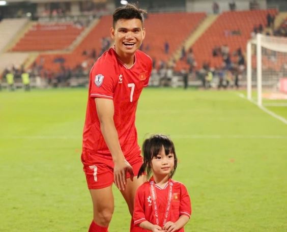 Chân dung ‘cầu thủ từng nghèo nhất Việt Nam’ đến với bóng đá bằng tiền bán trâu của bố, giờ đây có tất cả