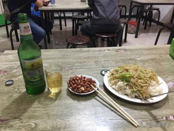 Đằng sau việc nhà hàng phục vụ lạc rang trước bữa ăn: Lý do thật sự chắc chắn sẽ khiến bạn phải trầm trồ