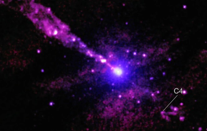 NASA phát hiện vật thể ma quái cản được cả "đại bác lỗ đen"