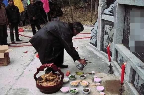 Tại sao tục ngữ nói: “Bảy mươi tuổi không nên đi viếng mộ”? Lời dạy của cổ nhân chứa đựng giá trị tâm linh sâu sắc