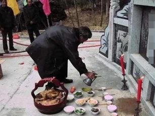 Tại sao tục ngữ nói: “Bảy mươi tuổi không nên đi viếng mộ”? Lời dạy của cổ nhân chứa đựng giá trị tâm linh sâu sắc