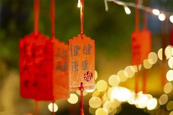 Tục ngữ có câu: “Bước vào tháng mười hai âm lịch, đừng hỏi ai năm điều này', điều cấm kỵ dân gian có chính đáng không?