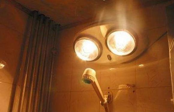 Vừa tắm vừa bật đèn sưởi có an toàn không? Lâu nay nhiều người đã bỏ qua chi tiết quan trọng, hết sức cẩn thận