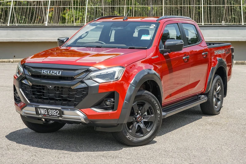 Isuzu D-Max đứng thứ 3.