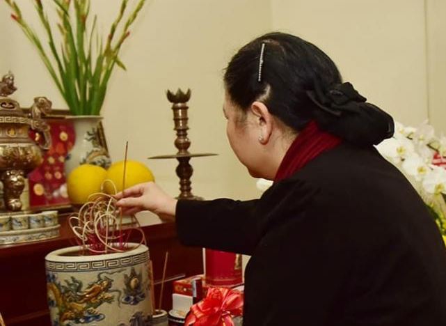 Nhà có nhiều bàn thờ: bàn thờ Phật, bàn thờ gia tiên, bàn thờ Thần Tài thắp hương sao cho đúng?