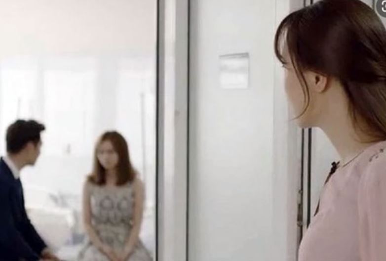 Giận sôi máu khi phát hiện vợ cũ của chồng "tự nhiên" xuất hiện trong nhà, mặc đồ ngủ mát mẻ và đòi ở lại vài ngày, tôi đứng hình khi nhìn phản ứng của anh