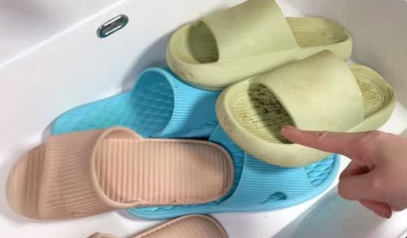 Mẹo nhỏ giúp giặt dép, giầy siêu sạch chỉ với vài giọt dung dịch tự pha chế, dù bẩn đen cũng trắng bóc ngay lập tức