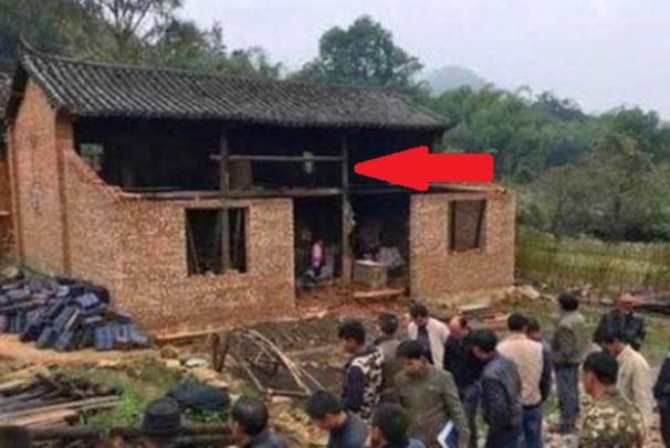 Phá dỡ ngôi nhà cổ 300 tuổi, người thợ bất ngờ phát hiện ‘bảo vật’ độc nhất, giá trị thực 1.650 tỷ