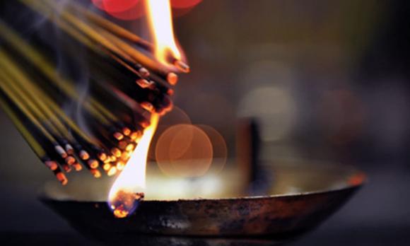 Người xưa dặn: Mùng 1 hôm rằm không thắp hương buổi tối, tại sao?