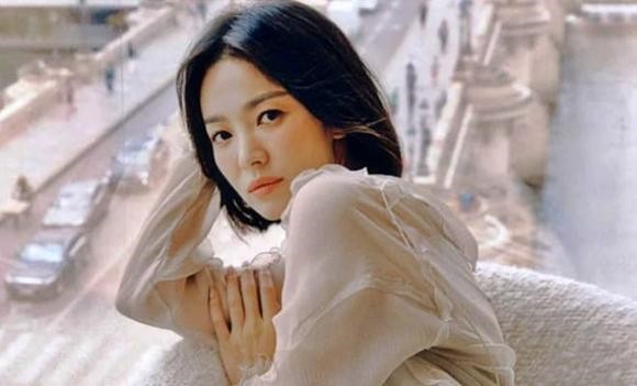 Song Hye Kyo xin lỗi vì 'chỉ có thể đưa tiền' khi nhân viên gặp khó khăn