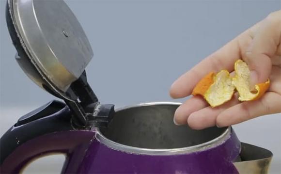 Đánh bay cặn ấm siêu tốc 'cứng đầu' chỉ với vỏ cam, vết cặn dù dày đến đâu cũng sẽ tự động bong ra