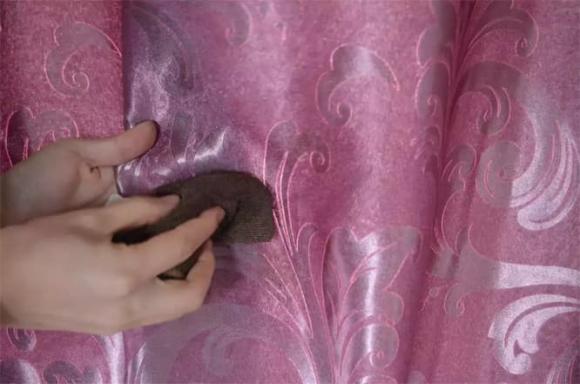 Không cần phải tháo hay giặt rèm khi chúng bị bẩn, việc này có thể thực hiện nhanh chóng chỉ trong vài phút