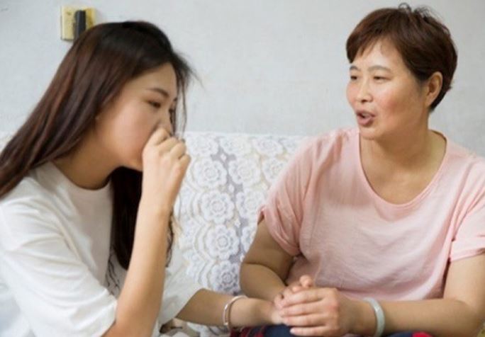 Chị chồng vô tâm, để em dâu bầu 8 tháng vẫn phải ngồi làm thịt gà nhưng pha xử lý quyết đoán của mẹ chồng mới khiến cả nhà sững người