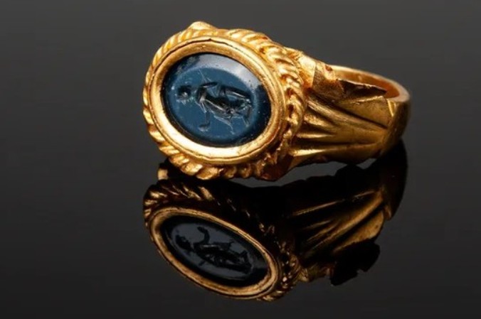 Phát hiện nhẫn vàng 1.800 năm tuổi khắc hình thần Vệ nữ