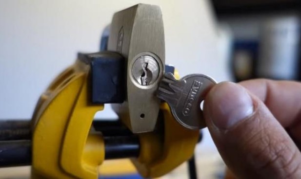 Ổ khóa của bạn có lỗ nhỏ này không? Hóa ra nó có 2 công dụng vô cùng hữu ích, ít người biết