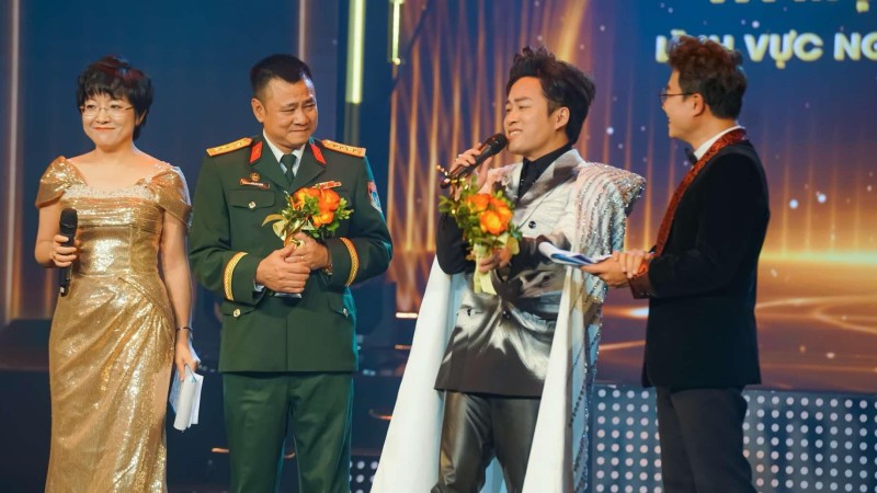 Tùng Dương được vinh danh “Ca sĩ nổi bật năm 2024” của Bộ Văn hoá