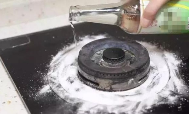 Đổ một ít giấm trắng lên bếp ga, tác dụng cực mạnh, giải quyết được nhiều vấn đề lớn trong gia đình