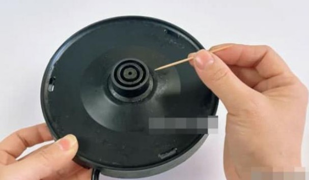 Nhét một chiếc tăm vào ấm điện hóa ra nó có tác dụng mạnh mẽ như vậy! Bạn có thể tiết kiệm hàng trăm đô la mỗi năm nếu biết cách làm