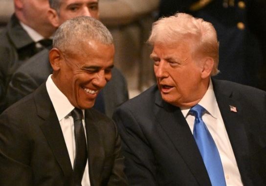 Câu nói của ông Trump khiến ông Obama bật cười ngay giữa tang lễ ông Carter, chuyện gì đã xảy ra?