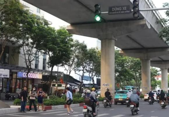 Đi bộ sang đường không đúng nơi quy định sẽ bị phạt tiền, đúng không?