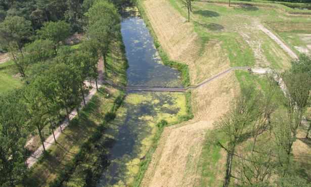 Cây cầu gỗ ‘tàng hình’ dưới mặt nước, được xây dựng theo cách đặc biệt để không bao giờ bị ngập